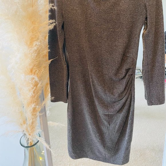 Body-fitting long sleeve dress - Picture 2 of 3